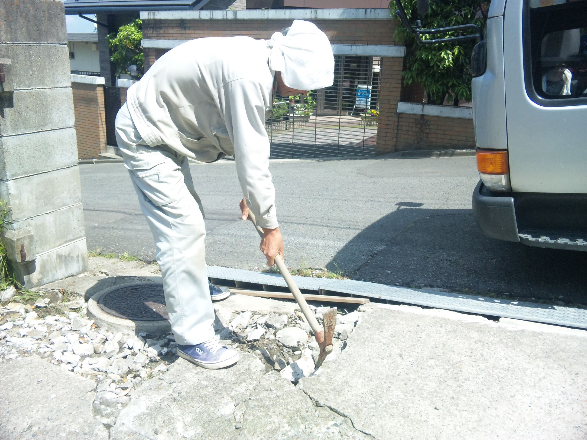 地震で駐車場が凸凹の状態になりました。